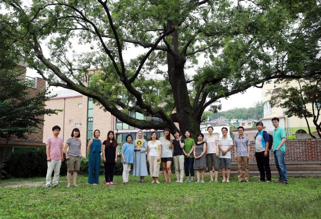 반년을 함께 보낸 동료들과 함께 회화나무 아래서