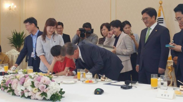 ▲"문재인대통령께서 가습기살균제 참사를 사과했고 정부 책임을 표명했다. 첫 정부의 공식사과다. 나쁜정부와 좋은정부의 차이다. 끝까지 책임지고 챙기시겠다고 했다. 미흡한 부분 원점에서 재검토하시겠다고 했다. 한 발 더 나아가는 과정이라고 믿는다." (출처: 강찬호 가습기살균제피해자와가족모임 대표 쇼설네트워크)