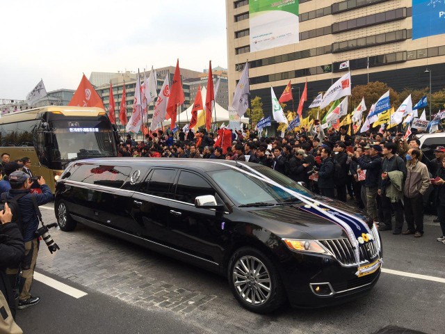 영결식을 끝내고 장지인 광주 망월동묘역으로 향하는 故백남기농민의 마지막 모습 ⓒ환경운동연합