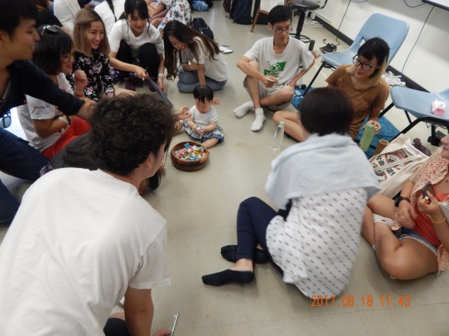 아이와 함께 온 지역주민이 자신의 이야기를 하고있다.