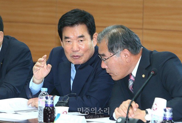 24일 서울 종로구 통의동 금융감독원 연수원에서 열린 국정기획자문위원회 경제2분과 중소기업청 부처업무보고에서 김진표 국정기획위원장이 이개호 분과장과 이야기를 나누고 있다.ⓒ민중의소리 김철수 기자