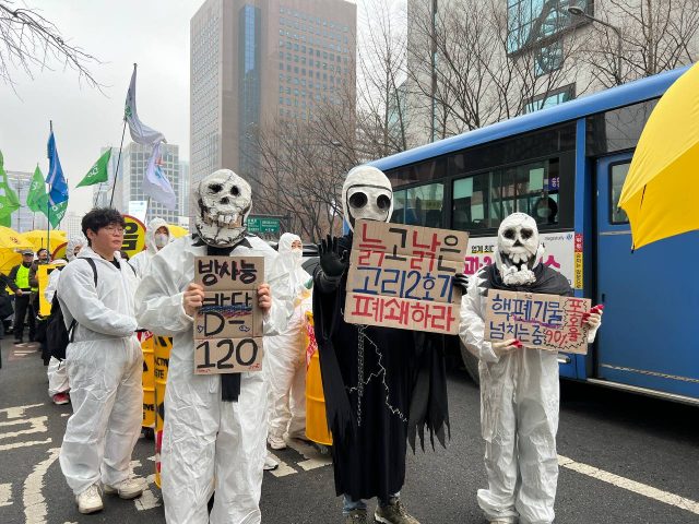 3.11 후쿠시마 전국 행동 중 서울 행진을 하고 있는 활동가 ⓒ 환경운동연합