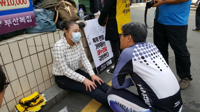 가습기살균제 사망자가 1000명을 넘었다. 멀리 밀양에서 가습기 피해자 안은주씨도 아픈 몸을 이끌고 기자회견에 참석했다. ⓒ환경운동연합