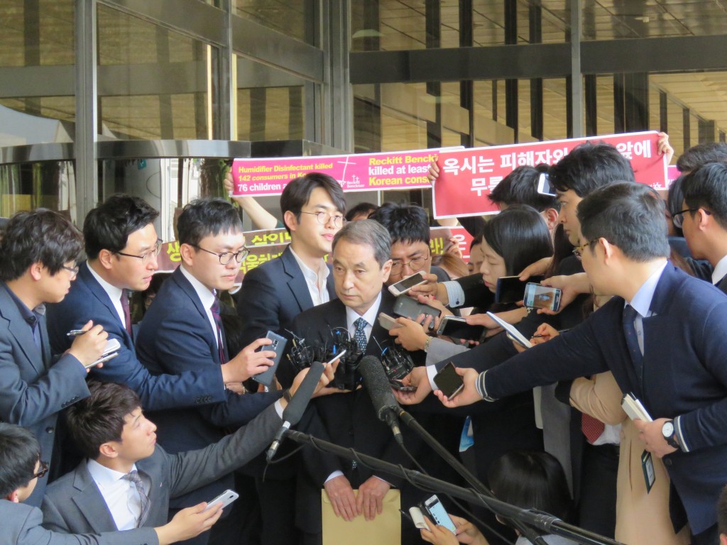 지난 4월 26일 신현우 전 옥시레킷벤키저 대표이사가 피의자 신분으로 서울중앙지검에 출석했다. ⓒ환경운동연합