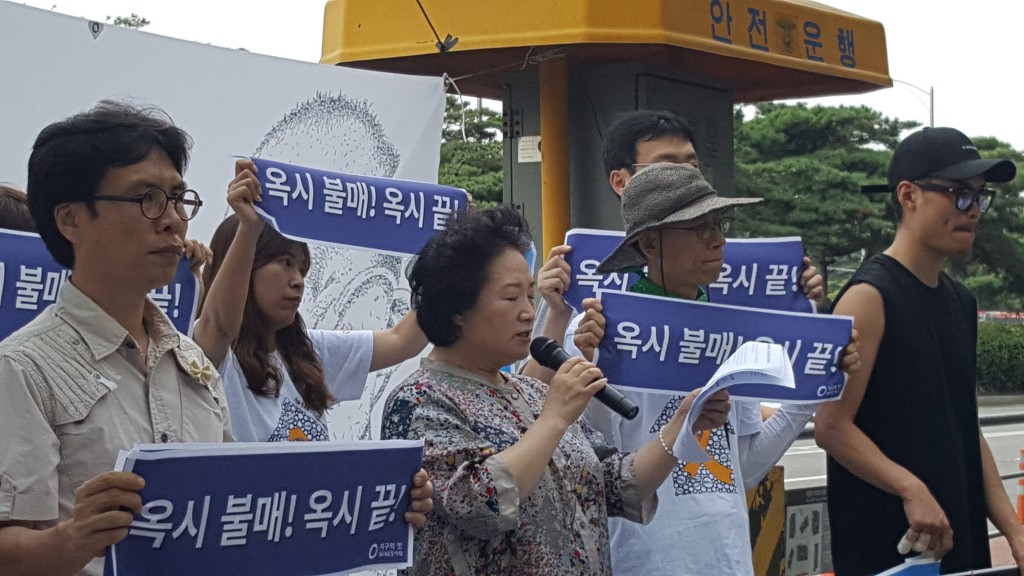 피해자와 국회·국민을 계속 우롱하고 기만하는 옥시와 영국본사 레킷벤키저를 강력히 규탄한다.기자회견문을 낭독중인 최숙자 피해자ⓒ환경운동연합
