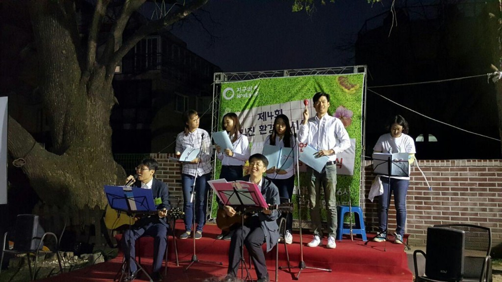 안준관 전활동가와 여영학 변호사 그리고 중앙사무처 젊은 활동가들로 급하게 구성된 일명 ‘회화나무 밴드’의 공연. 연습시간이 없었음에도 그럴듯한 화음을 만들어냈다.ⓒ환경운동연합