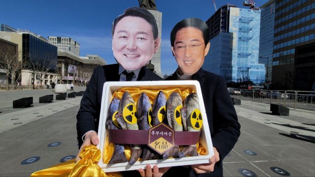 한-일 정상이 후쿠시마 오염수에 오염된 물고기들을 주고받는 퍼포먼스