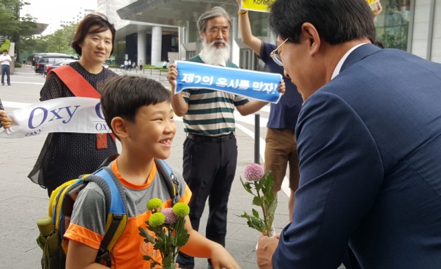 “제2의 옥시를 막자“ 가습기 피해자, 가습기특위 국정조사위원들에게 진실의 꽃 전달