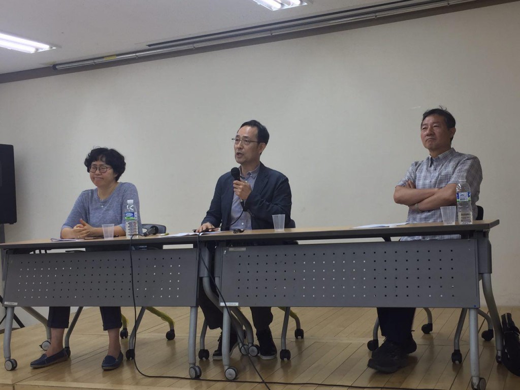 친원전 홍보와 광고에는 익숙하지만 탈원전 홍보와 광고에는 어색한 우리는 이미 기울어진 운동장 위에 서있다. 종합 토론을 진행중인 구도완 위원장과 패널들. ⓒ 환경운동연합