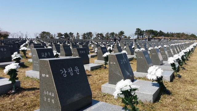 4.3평화공원 내에 있는 4.3 행방불명 희생자 묘역. 이 묘역은 제주4.3 당시 이승만 정권이 제주도내 적은 형무소로는 항쟁 관련 수감자들을 모두 수용할 수 없어, 전국 각지의 수용소로 분산 수감시켰고, 이들은 이후 한국전쟁 당시 무참히 학살당한 채 시신조차 수습할 수 없었다고 한다. ⓒ양수남