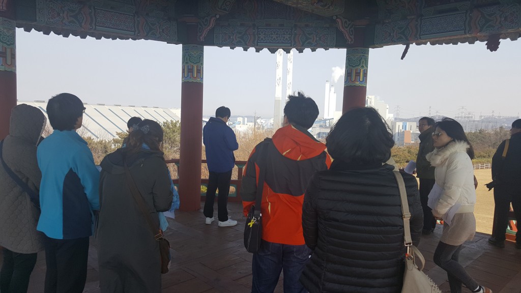 거센 바람! 강추위에도 불구하고 기후 여정단은 꿋꿋하게 설명을 들었습니다. 물론 어린이여정단원들은 추위에도 아랑곳없이 신나게 뛰어놀았지요~ photoⓒ환경운동연합 시민참여팀