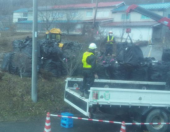 ▲ 제염처리 작업중인 사람들. ⓒ 김혜정