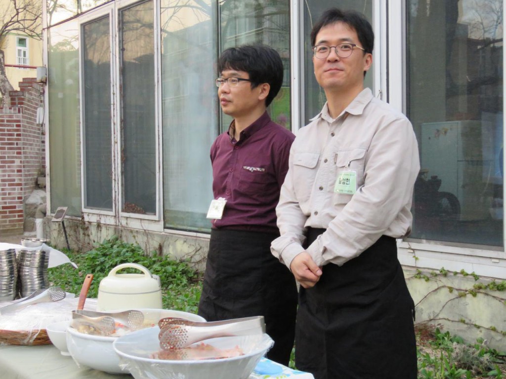 무대설치에서부터 저녁식사 배식까지 책임진 안재훈,황성현 활동가 ⓒ환경운동연합