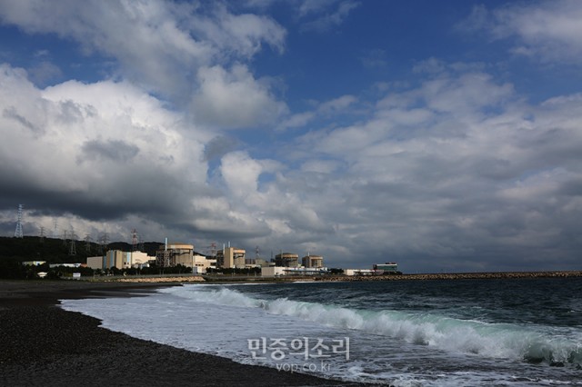 지난해 9월 12일 경북 경주 인근에서 역대 최대 규모(5.8)의 지진 발생으로 경주 월성 원전 1~4호기가 안전점검을 위해 일시 중단되기도 했다. 경북 경주시 양남면 나아리 경주 월성 원자력발전소 1~4호기ⓒ민중의소리 김철수 기자