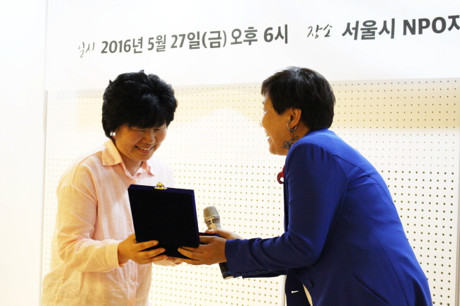 수상 중인 임희자 정책실장 ⓒ 환경운동연합 김현경