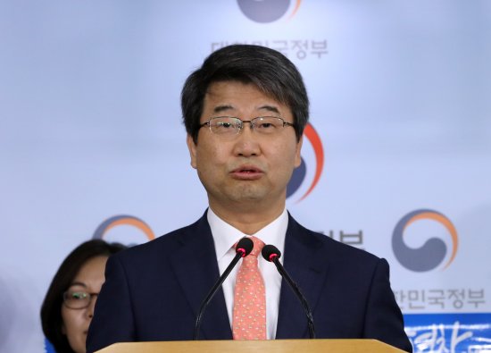 신고리 5,6호기 공론화 결과를 발표하는 김지형 위원장, 사진 국민일보