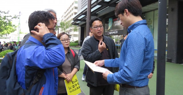 5월12일 신고리 5,6호기 건설중단 촉구 기자회견 후 참가자들이 의견서를 전달하고 있다. ⓒ환경운동연합