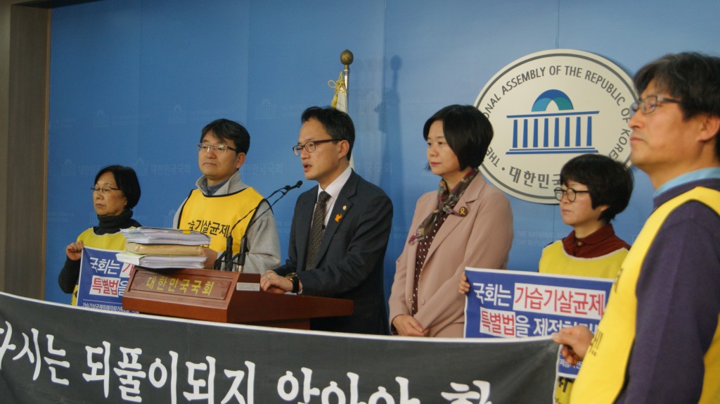 가습기살균제 피해 유족과 피해자, 가습기살균제 참사전국네트워크 등 소속 단체들은 20일 오전 9시 40분 국회정론관에서 기자회견을 열고 ‘피해자 중심의 가습기살균제 피해구제법안을 즉각 제정하라’고 촉구했다.ⓒ박주민의원실