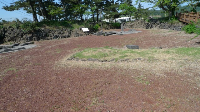 북촌리 너븐숭이 옴팡밭. 조천읍 북촌리 너븐숭이 일대는 1949년 4.3사건 당시 443명이 희생되는 사건이 발생한 곳이다. 옴팡밭은 ‘오목하게 쏙 들어가 있는 밭’이라는 뜻이다. 4.3사건 당시 최대의 인명피해로 기록되고 있는 1949년 1월 17일 북촌대학살 현장의 한 곳이다. 당시 이 일대는 ‘마치 무를 뽑아 널어 놓은 것 같이’ 시체들이 널브러져 있었다고 한다. 이 밭의 가운데 작은 봉분도 당시 희생된 어린아이의 무덤이다.ⓒ김은숙
