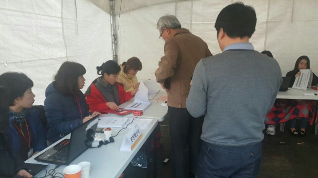 ‘늙은이들은 괜찮은데 얼라들이 뭔 죄고. 딸래미가 가라 해서 왔다’면서 그저 투표가 잘 됐으면 좋겠다는 어르신도 계셨다.Ⓒ환경운동연합