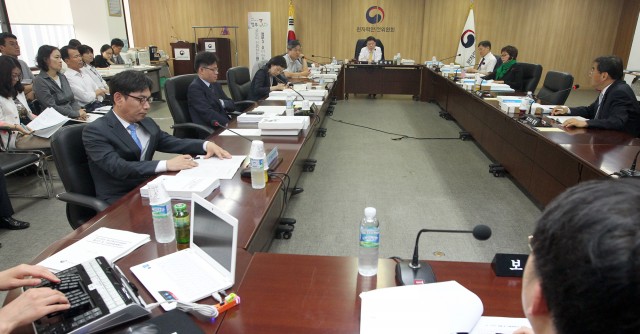 김용환 원자력안전위원회 위원장이 26일 원자력안전위원회 대회의실에서 열린 제 55회 원자력안전위원회 회의에 참석해 위원들과 안건에 대해 논의 하고 있다.(사진출처: 원자력안전위원회 홈페이지)