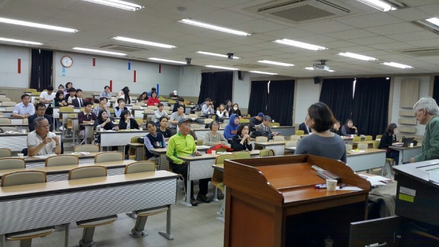 탈핵경남시민행동, 경남대 사회학과, 경남교육희망학부모회는 독일 '분트(BUND)' 과학자문위원회 부의장 리처드 머그너(Richard Mergner)씨를 초청, 독일의 탈핵과 대안에너지를 주제로 강연회를 열었다. ⓒ탈핵경남시민행동