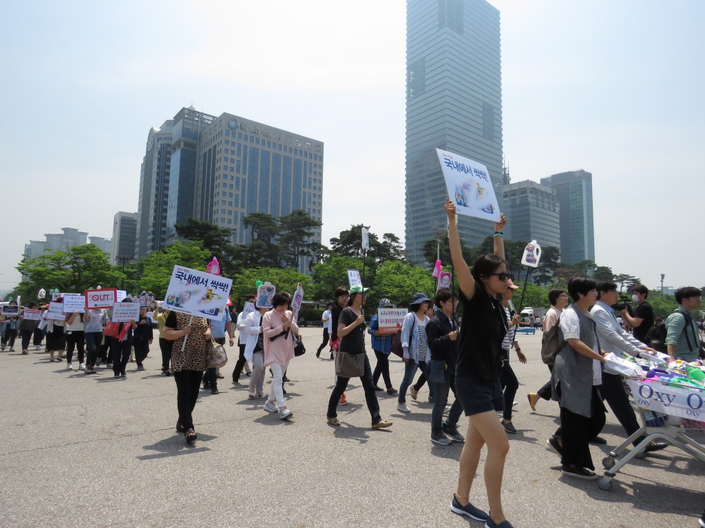 5월 31일, 시민사회단체 ‘옥시불매 2차 집중행동 보고대회 및 가습기살균제 책임자 처벌과 옥시 예방법 제정 촉구’ 운동 선언 기자회견ⓒ환경운동연합