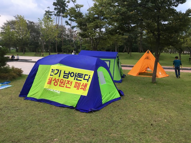 지진에 대한 불안으로 경주 황성공원으로 피난 나온 텐트들 ⓒ탈핵경주시민공동행동(준)