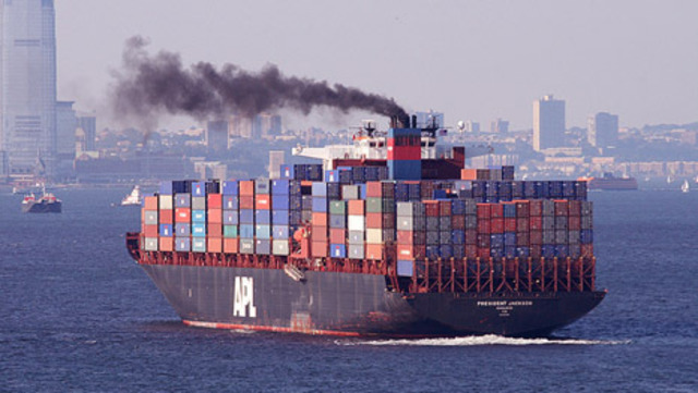 container_ship_smoke_coming_out_flickr_tom_turner_seateam_images_466px.572cb4461e312.jpg