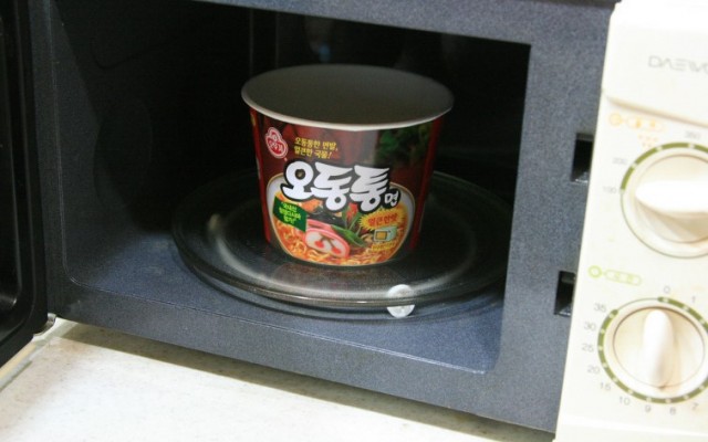컵라면은 전자레인지로 데우면 안돼요