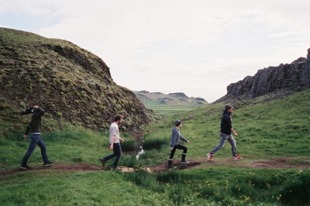다큐 '내일'은 아기 엄마인 프랑스 배우 멜라니 로랑과 환경운동가 시릴 디옹, 두 감독이 세계 10개국을 다니며 촬영한 로드무비이다.
