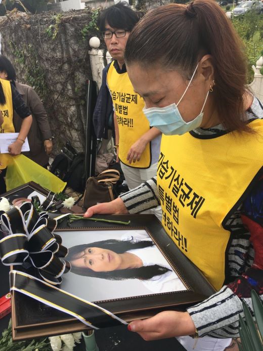 고 김연숙님의 부군은 “죄송합니다. 제가 자리를 나올 수가 없어서 문자 남깁니다. 집사람이 행복했던 추억만을 가지고 고통없는 곳에서 편하게 잠들기를 기도할 뿐입니다. 해결은 적정한 보상이 이루어지던 아니면 집사람이 왜 4등급인지, 어떤 기준에서인지 이해할 수 있도록 명확하게 설명을 해줘서 하늘나라에서라도 마음을 풀었으면 하는 바람입니다.”라고 메시지를 보내주었습니다. ⓒ가습기살균제참사전국네트워크