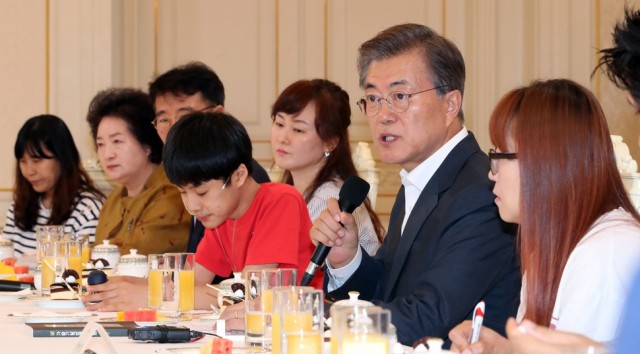 ▲ 문재인 정부는 가습기살균제 참사 재발 방지를 위한 국정과제로 ‘국민 건강을 지키는 생활안전 강화’를 제시했다. 그에 대한 대책으로 '화평법'과 '살생물제법'을 심의, 의결됐다 ⓒ 환경운동연합