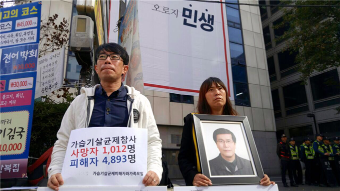 국회특위 활동연장을 요구하며 새누리당 당사 앞에서 시위 중인 김미란 피해자가족과 장동엽 참여연대 선임간사ⓒ가습기살균제참사전국네트워크