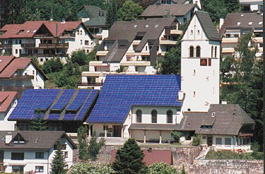 독일 쇠나우 교회지붕에 설치된 태양열집열판