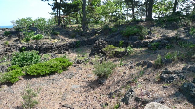 너븐숭이 애기무덤. 북촌리 주민 학살 사건 때 어른들의 시신은 살아남은 사람들에 의해 다른 곳에 안장되었으나 어린아이들의 시신은 임시매장한 상태 그대로 지금까지 남아 있다. 현재 20여기의 애기무덤이 모여 있는데 적어도 8기 이상은 북촌 대학살 때 희생된 어린아이의 무덤이다. 너븐숭이에서 벌어진 엄청난 사건을 소설가 현기영은 ‘순이삼촌’이라는 소설로 세상에 알렸다. ⓒ김은숙