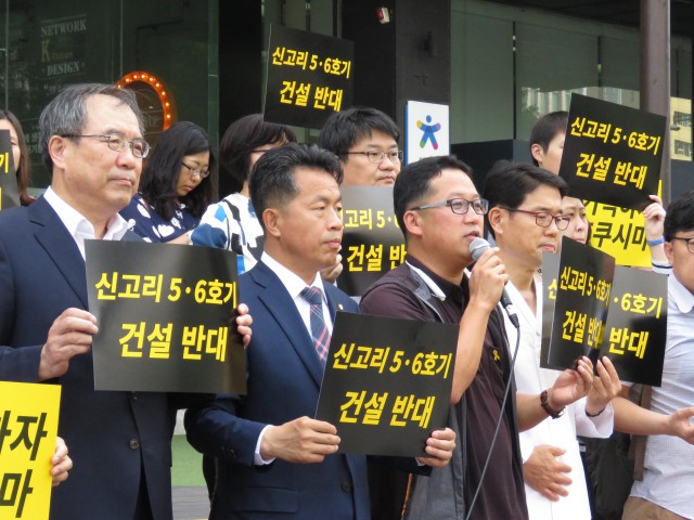 6월 9일 신고리 5,6호기 건설 반대, 원자력안전위원회 부실 심의 중단 촉구 기자회견에서 김준한 탈핵부산시민연대 상임대표가 발언하고 있다.ⓒ환경운동연합