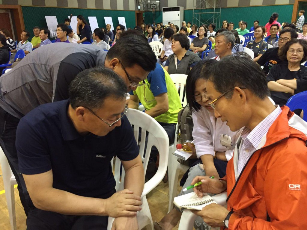 공정한 심사를 위해 열심히 심사중인 광양환경연합 백성호 의장, 전북환경연합 유혜숙 의장, 김호철 인사위원장, 황성렬 당진환경연합 의장ⓒ환경운동연합