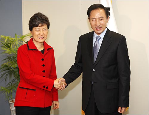 ▲ 이명박 대통령 당선자가 29일 서울 종로구 통의동 대통령 당선자 집무실에서 박근혜 전 한나라당대표와 악수하고 있다. ⓒ 한나라당 제공
