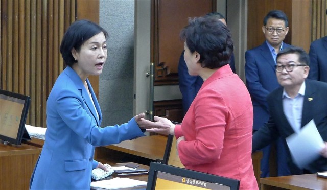 본회의 시작에 앞서 원전해체센터 유치 촉구 결의안에 찬성할 것을 요구하는 자유한국당 소속 여성시의원의 요구에 거세게 반발하고 있는 최유경 의원(왼쪽) 모습 ⓒ 최수상