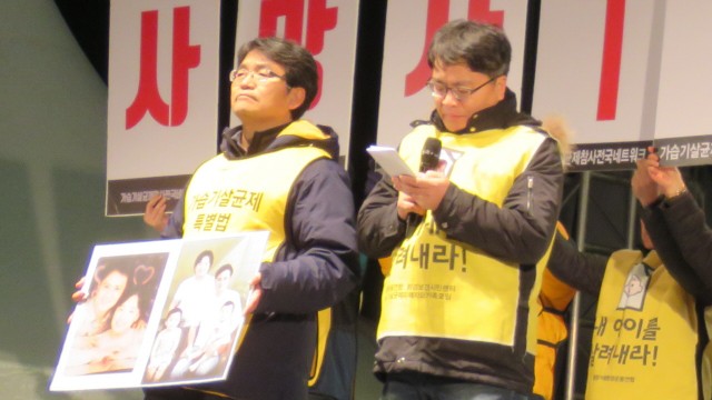 2016.12.31 범국민행동 시민발언에서 하늘로 부치는 편지를 읽고 있는 최승영씨 ⓒ환경운동연합