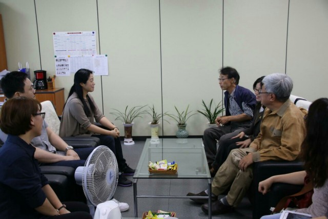 기자회견 참가자들이 발의안을 제출했던 국민의당 전현숙의원실을 방문, 앞으로의 계획에 대해 논의하고 있다.ⓒ경남탈핵시민행동,김해양산환경운동연합