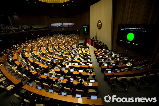 (서울=포커스뉴스) 6일 오후 서울 여의도 국회에서 열린 '제343회 국회(임시회) 제8차 본회의'에서 '가습기살균제 사고 진상규명과 피해구제 및 재발방지 대책마련 위한 국정조사계획서'가 참석자 전원 찬성으로 통과되고 있다. 2016.07.06 강진형 기자 photok7@focus.kr