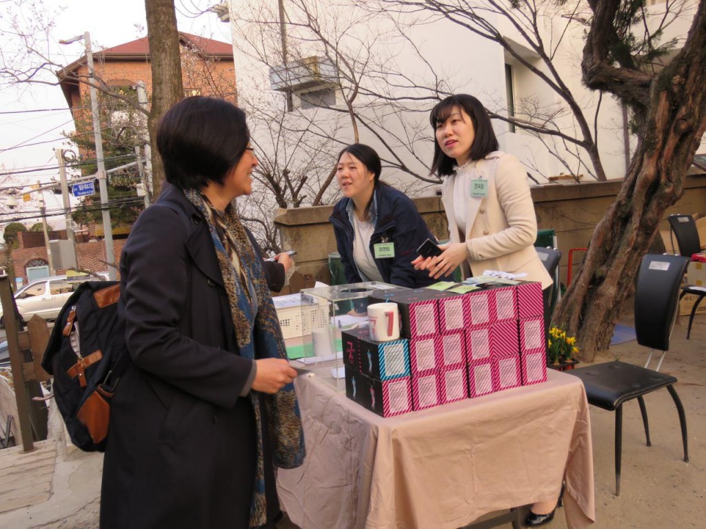 환한 얼굴로 손님맞이에 분주한 이연희,안숙희 활동가 ⓒ환경운동연합