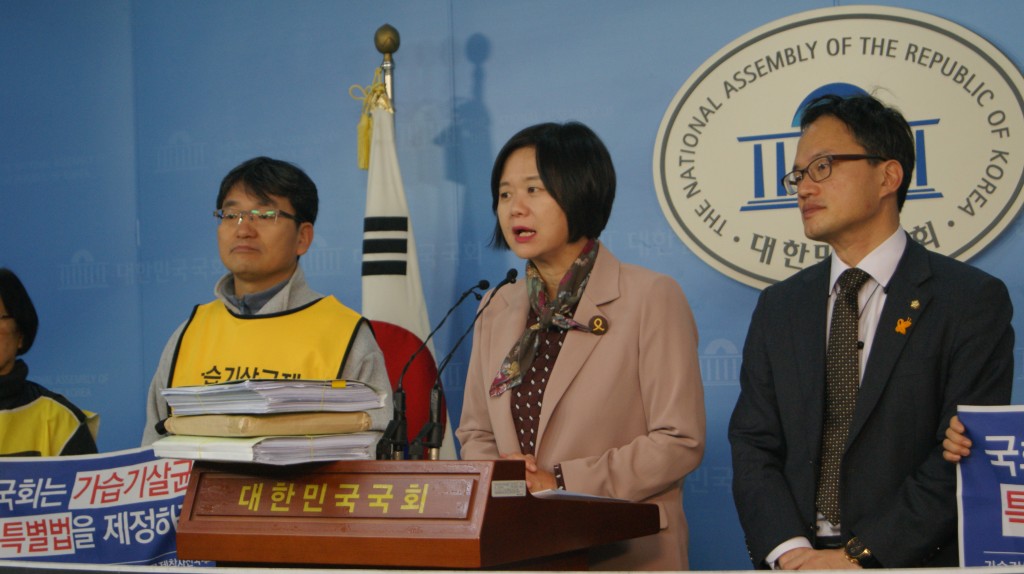 가습기살균제 피해 유족과 피해자, 가습기살균제 참사전국네트워크 등 소속 단체들은 20일 오전 9시 40분 국회정론관에서 기자회견을 열고 ‘피해자 중심의 가습기살균제 피해구제법안을 즉각 제정하라’고 촉구했다.ⓒ박주민의원실