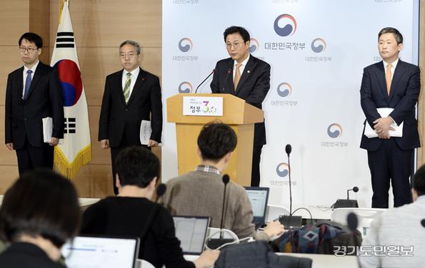 지난해 11월 29일, 이정섭 환경부 차관이 생활화학제품(옥시관련) 안전관리대책발표를 하고 있다