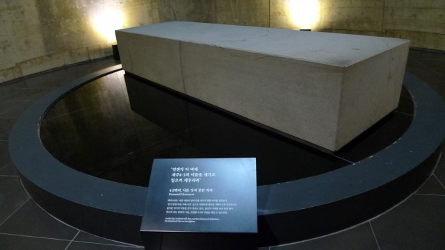 제주4.3평화재단에 마련된 4.3백비 “언젠가 이 비에 제주4.3의 이름을 새기고 일으켜 세우리라” 4.3백비, 이름짓지 못한 역사. 백비(白碑), 어떤 까닭이 있어 글을 새기지 못한 비석을 일컫는다. ‘봉기.항쟁.폭동.사태.사건’ 등으로 다양하게 불려온 ‘제주4.3’은 아직까지도 올바른 역사적 이름을 얻지 못하고 있다. 분단의 시대를 넘어 남과 북이 하나가 되는 통일의 그날, 진정한 4.3의 이름을 새길 수 있으리라.ⓒ김은숙