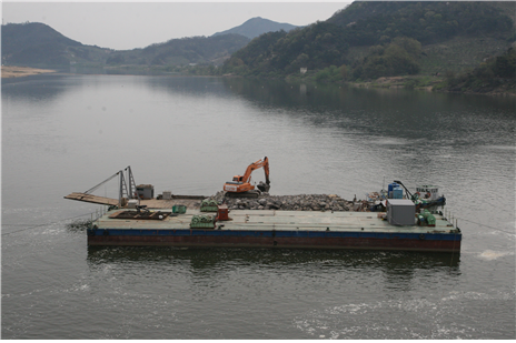 사석투입하는바지선