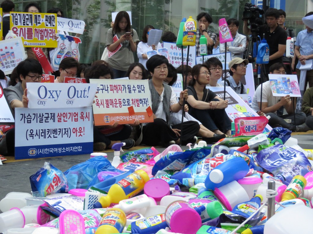 5월 31일, 시민사회단체 ‘옥시불매 2차 집중행동 보고대회 및 가습기살균제 책임자 처벌과 옥시 예방법 제정 촉구’ 운동 선언 기자회견ⓒ환경운동연합