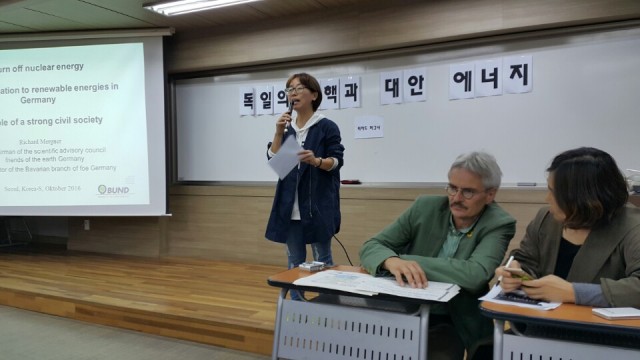 탈핵경남시민행동, 경남대 사회학과, 경남교육희망학부모회는 독일 '분트(BUND)' 과학자문위원회 부의장 리처드 머그너(Richard Mergner)씨를 초청, 독일의 탈핵과 대안에너지를 주제로 강연회를 열었다. ⓒ탈핵경남시민행동